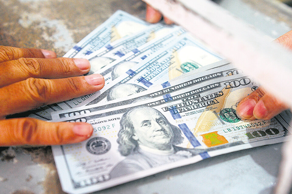 La venta de dólares billetes en febrero pasado se ubicó en 3186 millones, con un avance de 152 por ciento. (Fuente: AFP)