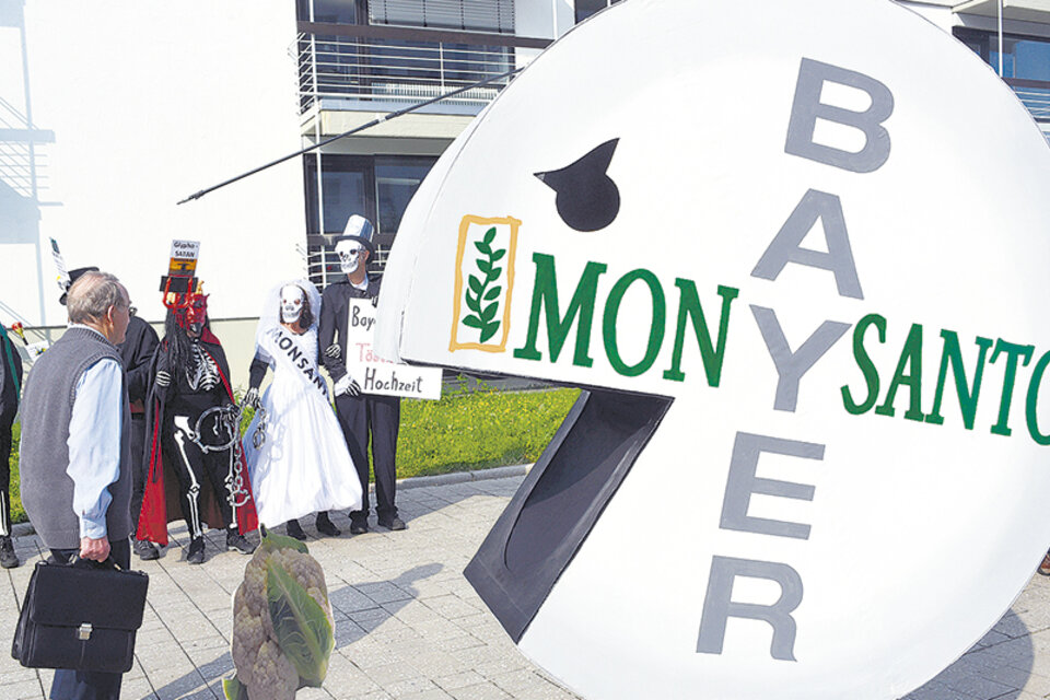 Una protesta contra Monsanto-Bayer a la salida del juicio en California.