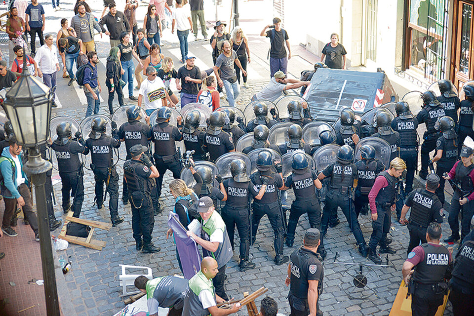 Las fuerzas policiales sitiaron la cuadra de la feria de San Telmo y les pegaron hasta a los turistas. (Fuente: Adrián Pérez)
