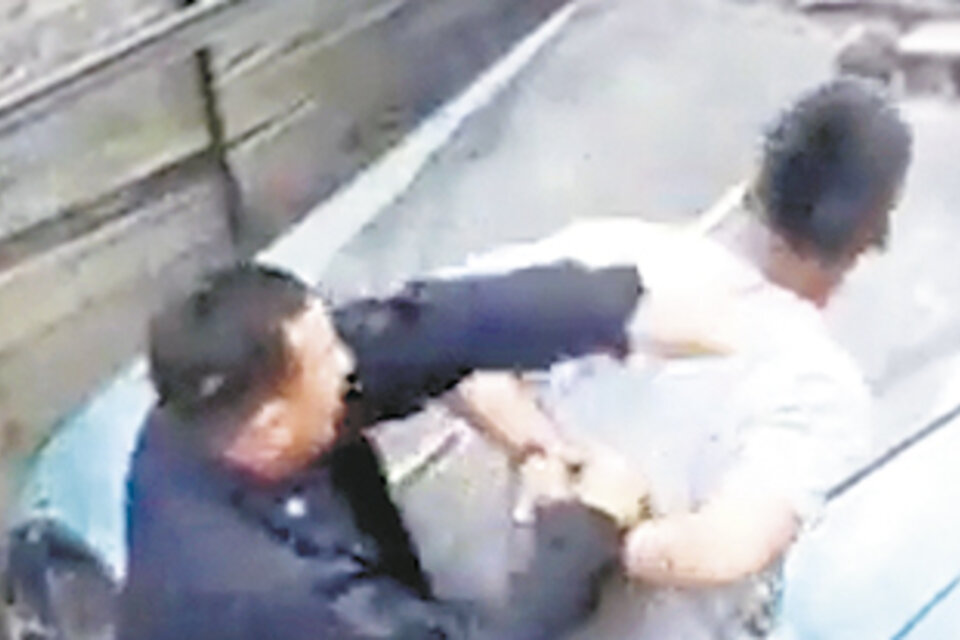 Imagen del video: uno de los golpes, en este caso en la cabeza.
