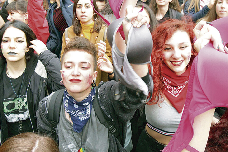 Estudiantes italianas muestran sus corpiños durante una protesta en Milán. (Fuente: EFE)