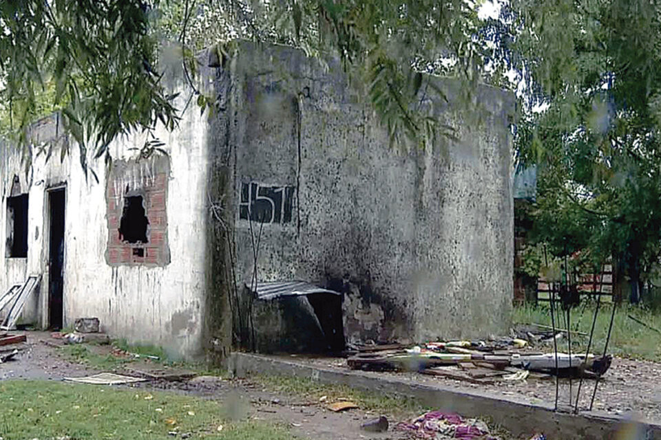 La casa de la madre de la pequeña Bianca Godoy fue incendiada y demolida por los vecinos. (Fuente: Captura de vídeo )