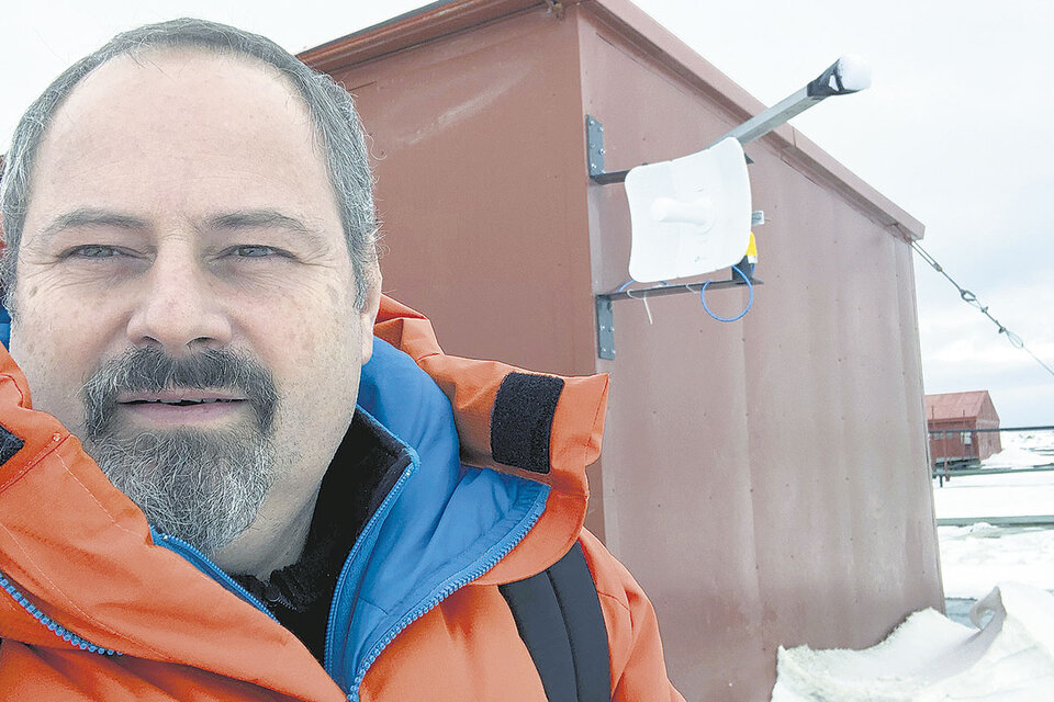 El investigador Sergio Dasso, en la Antártida, instala el laboratorio apenas a 300 metros de la Base Marambio.