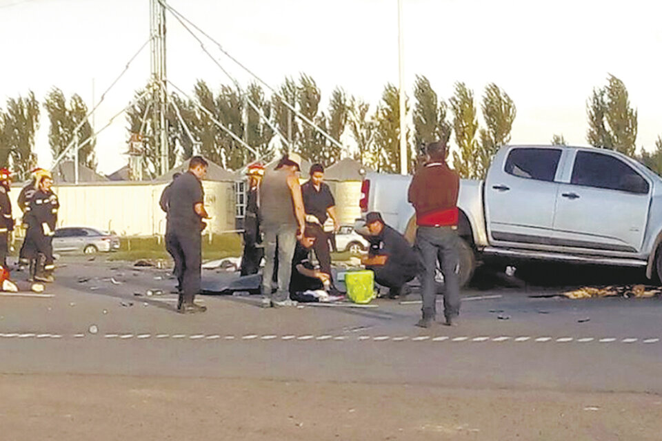 Los fallecidos y los heridos viajaban en la parte de atrás de la camioneta marca Chevrolet. (Fuente: diariodemocracia.com)