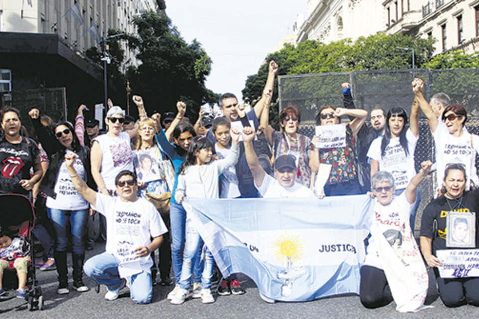 Familiares y sobrevivientes de la tragedia de Cromañón se manifestaron frente a la Legislatura porteña. (Fuente: Jorge Larrosa)