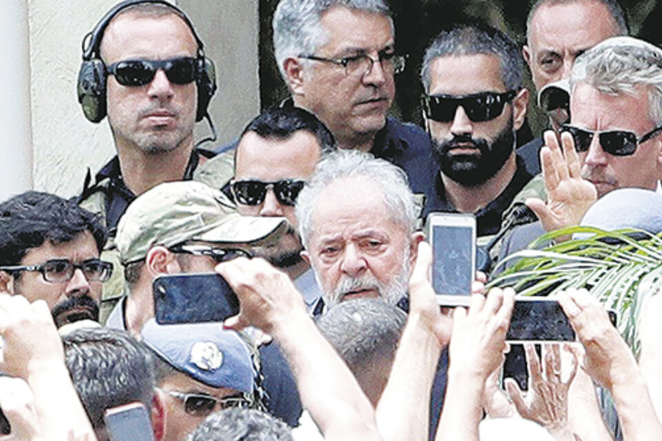 Lula sale del velorio de su nieto Arthur en el cementerio de Sao Bernardo do Campo. (Fuente: EFE)