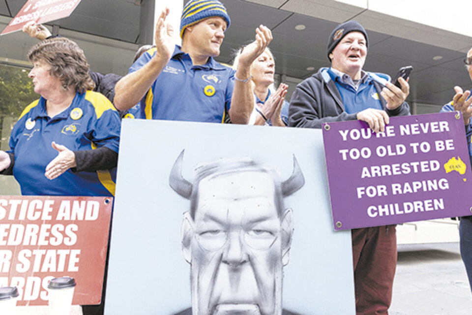 Un grupo de manifestantes celebra la condena de Pell en la puerta del juzgado en Melbourne.