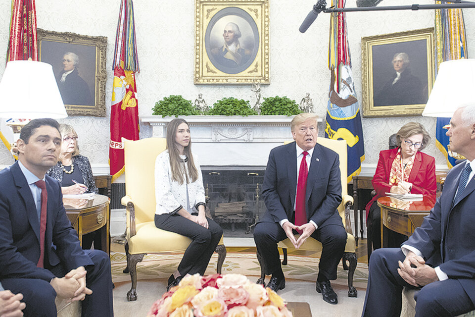 Rosales y Trump rodeados de colaboradores, ayer, en el Salón Oval de la Casa Blanca. (Fuente: AFP)