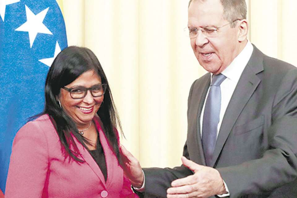 Delcy Rodríguez y Serguéi Lavrov conversaban ayer después de una conferencia de prensa conjunta en Moscú. (Fuente: EFE)