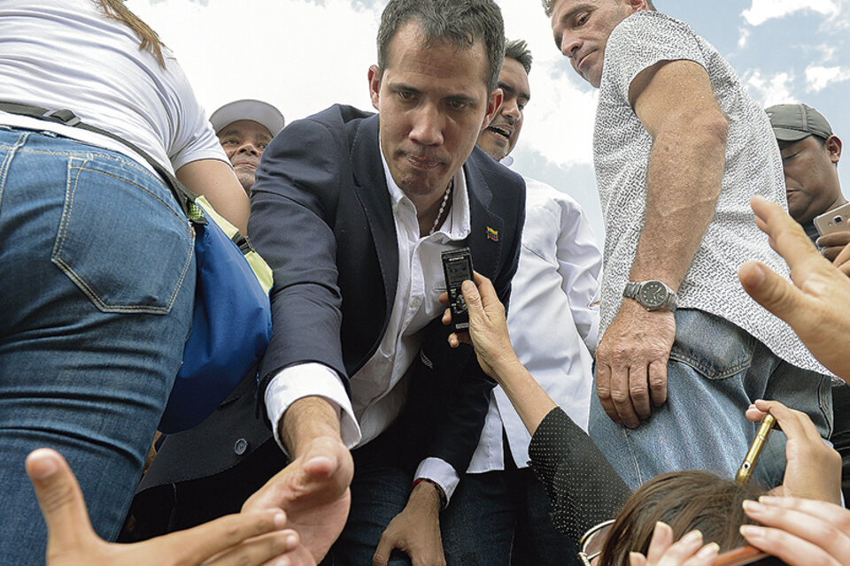 Durante el acto Guaidó mostró su pasaporte y ratificó que había ingresado de manera legal. (Fuente: AFP)