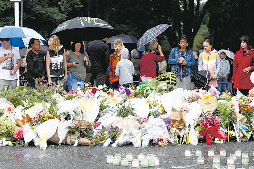 Los neozelandeses rindieron homenaje a sus compatriotas musulmanes tras los ataques del viernes. (Fuente: AFP)