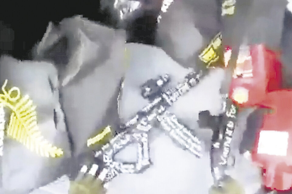 Captura de pantalla de las armas usadas en la masacre y una selfie del asesino. (Fuente: AFP)