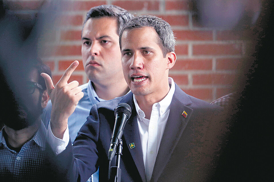 Guaidó contesta y gesticula durante una conferencia de prensa esta semana en Caracas. (Fuente: EFE)