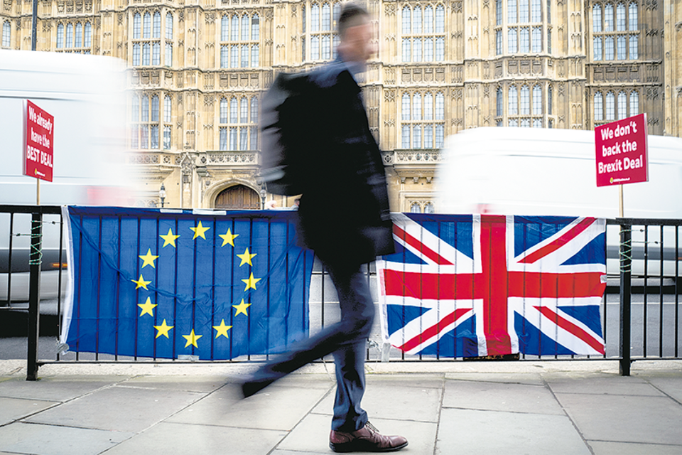 Banderas de la Unión Europea y Gran Bretaña frente al Parlamento británico en Londres.