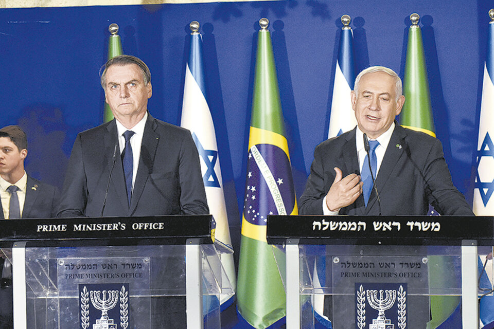 “Obrigado”, respondió Netanyahu a su invitado Bolsonaro tras escuchar una serie de alabanzas. (Fuente: AFP)