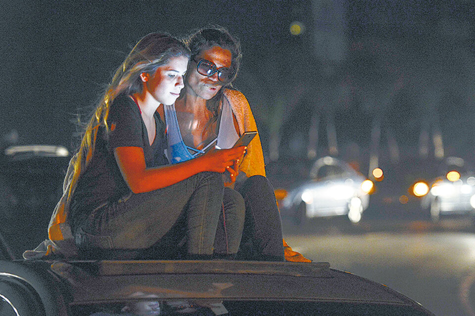 El apagón era casi toal en la medianoche del sábado en Caracas; se veía gente iluminando con celulares.