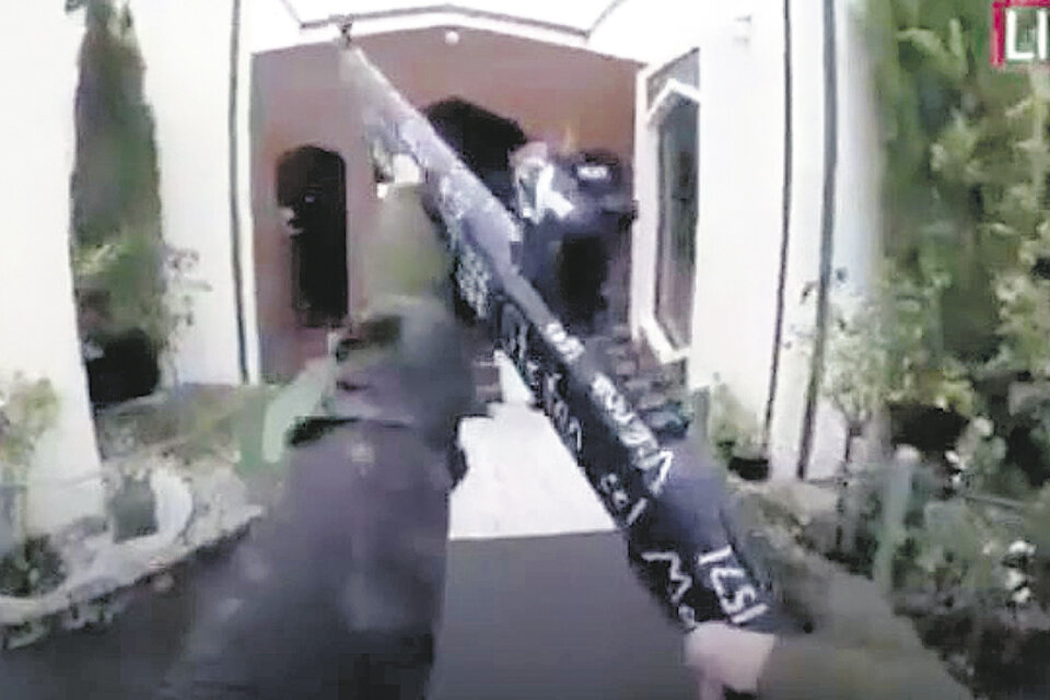 Captura de pantalla del video del atacante al llegar a la mezquita Al Noor en Christchurch. (Fuente: AFP)