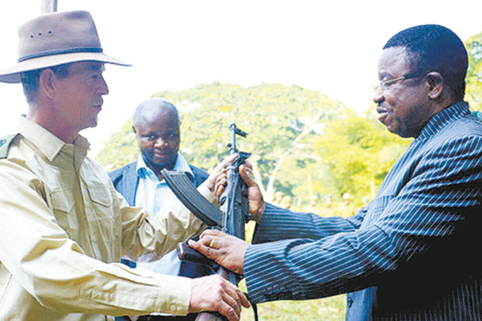 Funcionarios congoleños entregan un rifle a un empleado de WWF en el Parque Nacional de Salonga.