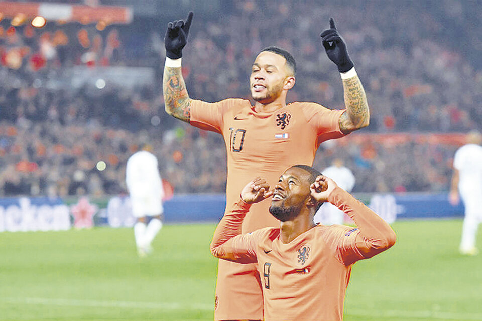 Holanda, al mando de Ronaldo Koeman, debutará hoy ante Bielorrusia. (Fuente: AFP)