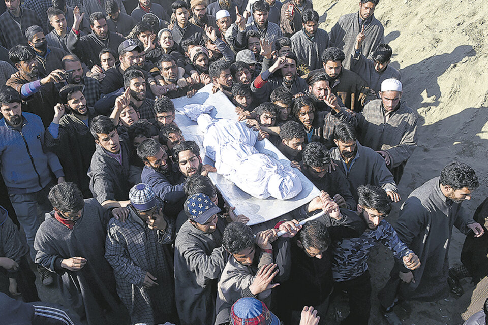 Funeral de un niño de 12 años muerto en un bombardeo en la Cachemira india esta semana. (Fuente: AFP)