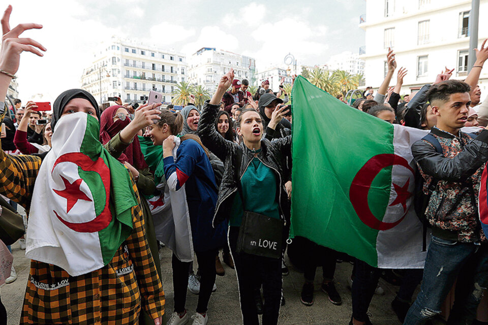 Buteflika vuelve a una Argelia bajo protesta