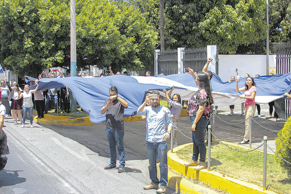 Familiares y amigos de los manifestantes presos celebran su excarcelación en la entrada a la cárcel.