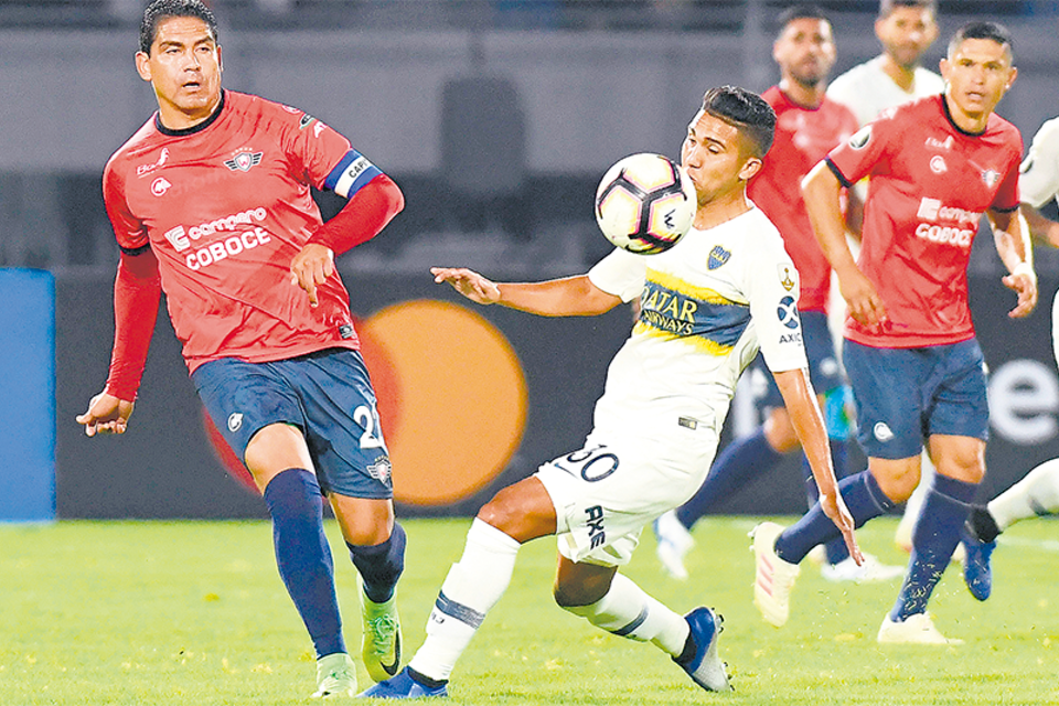 Zenteno disputa la pelota con Reynoso. Boca apenas arañó un 0-0 en Bolivia. (Fuente: EFE)
