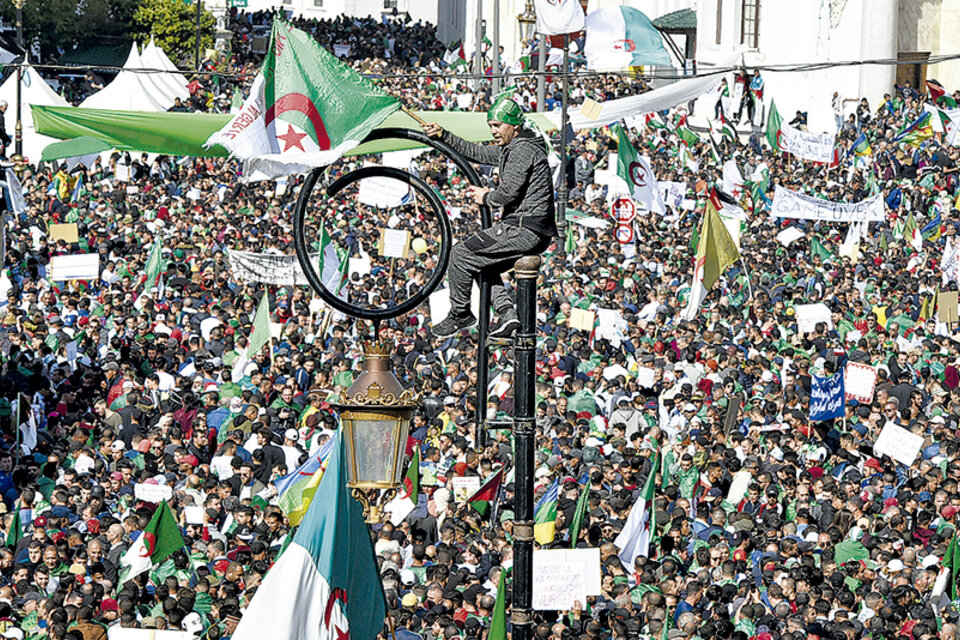 Cientos de miles de argelinos se manifiestan en contra del presidente en el centro de Argel. (Fuente: AFP)