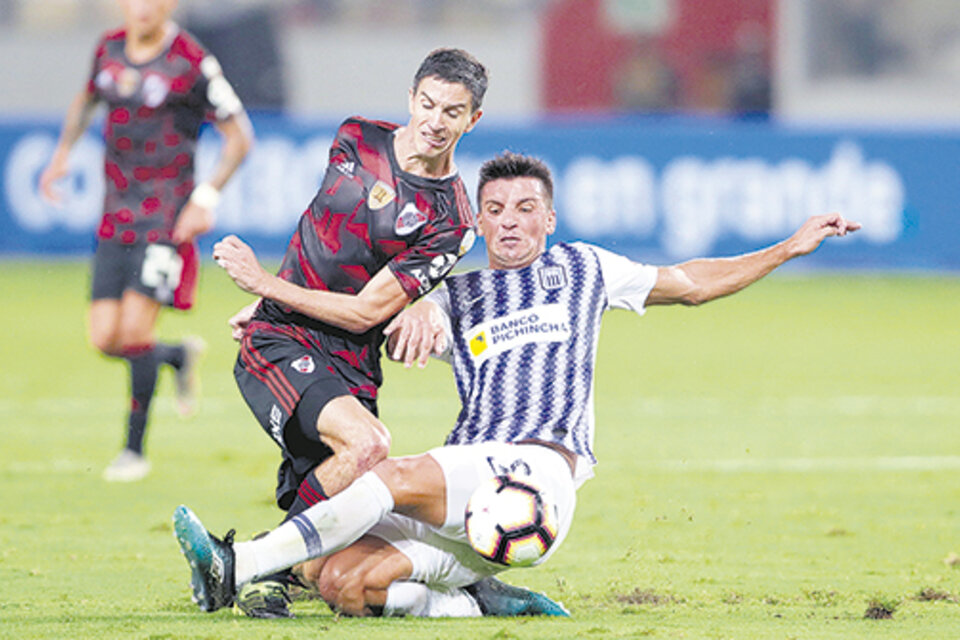 Fernández disputa la pelota con Affonso, en un partido que tuvo tanto ritmo como imprecisiones. (Fuente: EFE)
