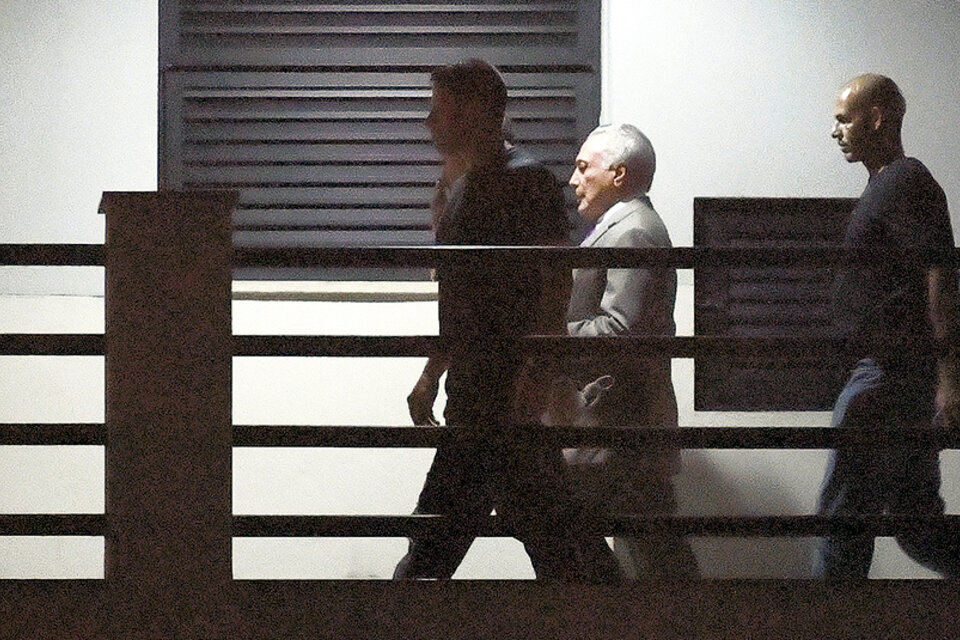 Temer llega detenido al aeropuerto de Guarulhos antes de ser trasladado a su celda en Río. (Fuente: AFP)