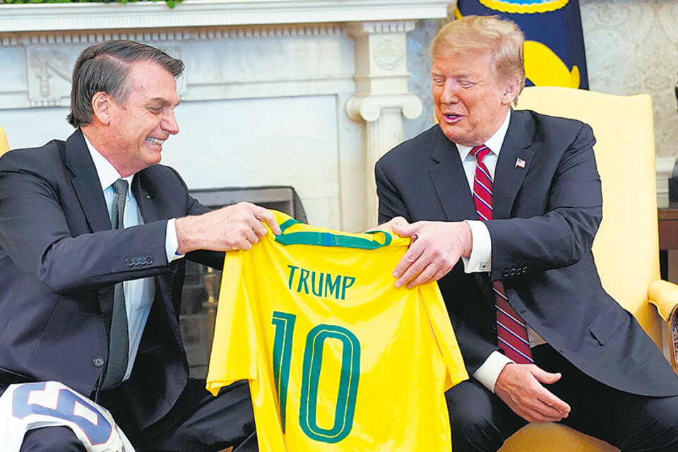 Bolsonaro le regala a Trump una camisteta del seleccionado brasileño con el nombre del mandatario de EE.UU. ayer en la Casa Blanca. (Fuente: EFE)