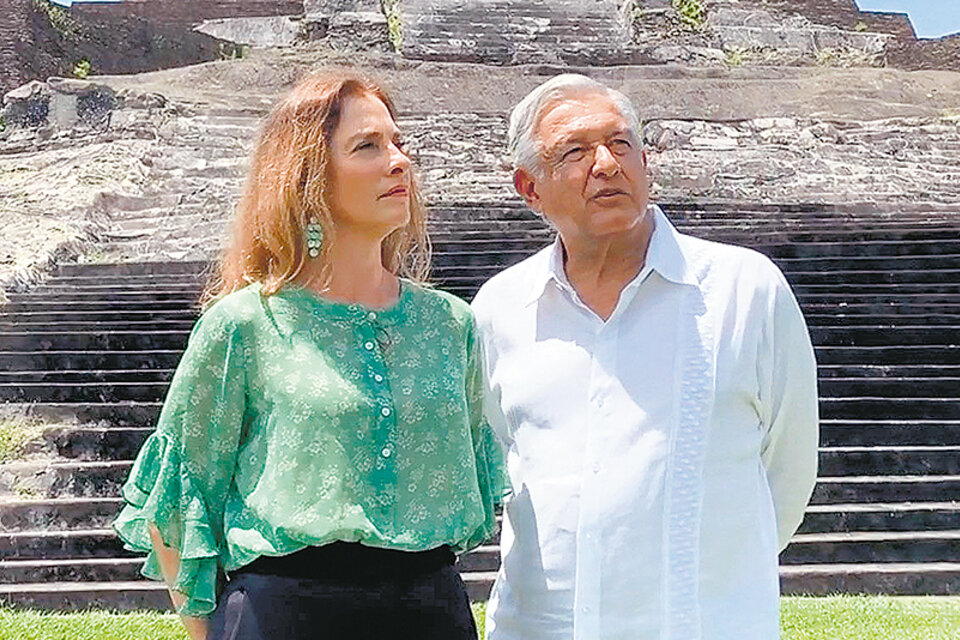López Obrador y su esposa Beariz Gutiérrez Miller en las ruinas de Comalcalco, Tabasco. (Fuente: EFE)