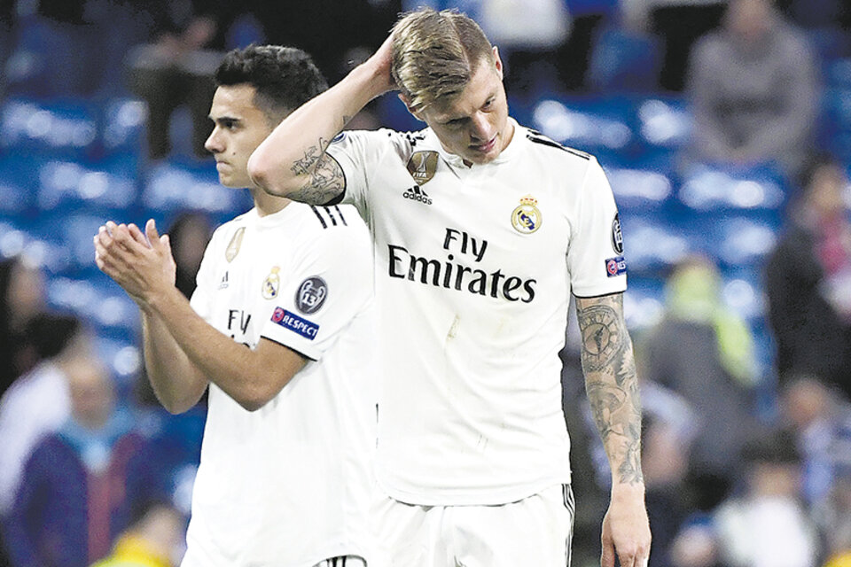 El alemán Toni Kroos busca una explicación en el césped del Bernabéu. (Fuente: AFP)