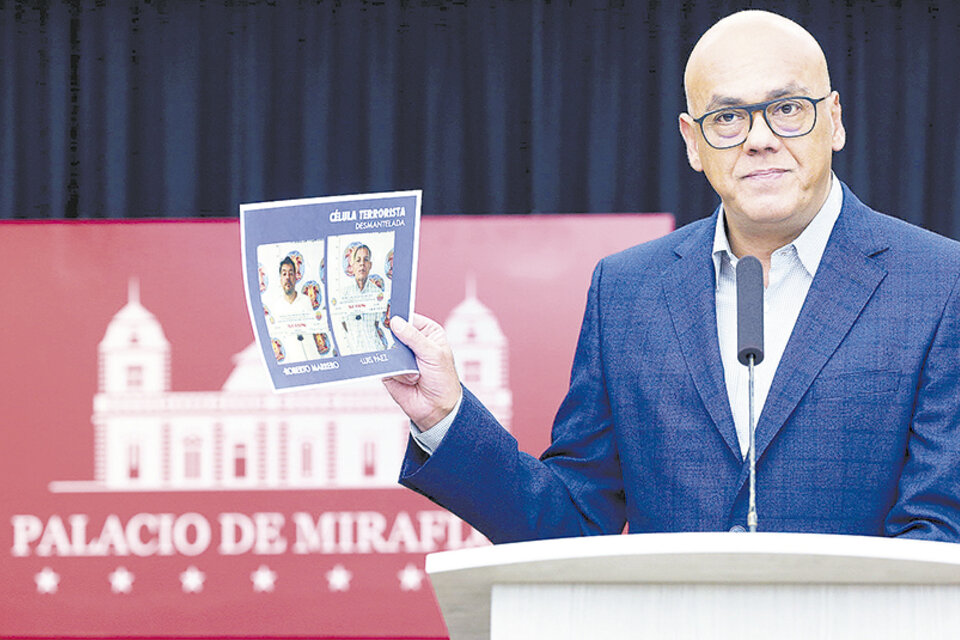 Jorge Rodríguez muestra una foto de Marrero durante la conferencia de prensa en la que denunció un complot contra Maduro. (Fuente: EFE)