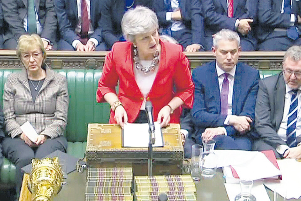 Theresa May toma la palabra en el Parlamento británico luego de que rechazara su acuerdo con la Unión Europea. (Fuente: AFP/PRU)