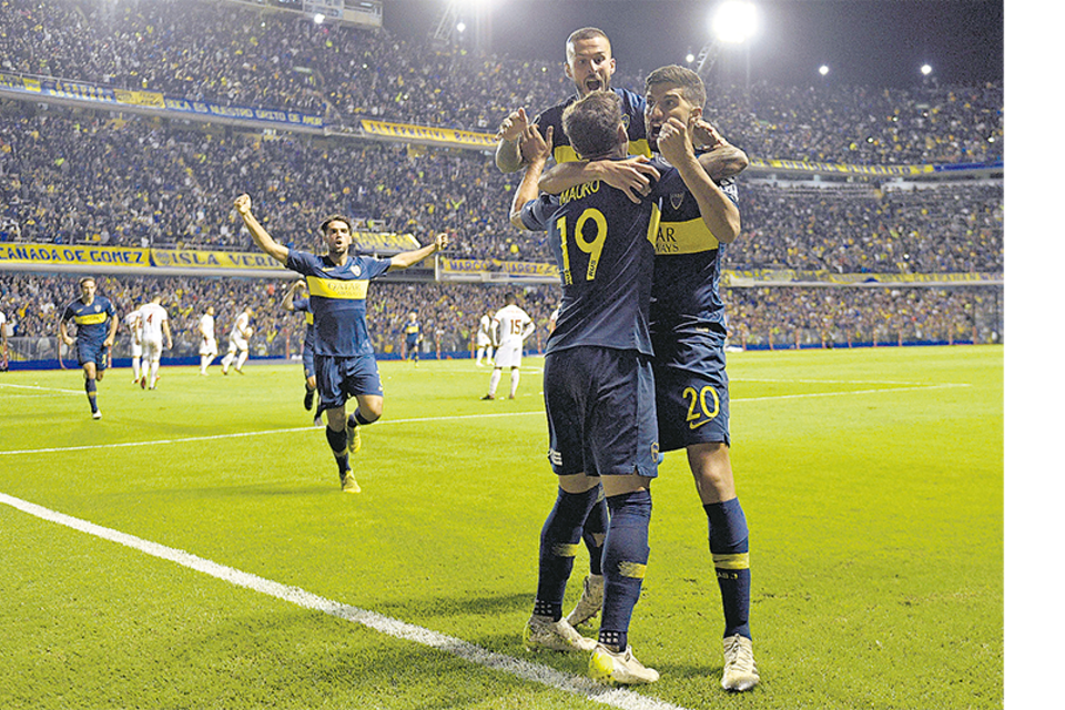 Lisandro López, Zárate y Benedetto festejan el primero de Boca, que ganó en la Bombonera. (Fuente: AFP)