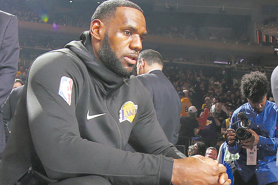 A LeBron James no le está alcanzando con su protagonismo absoluto en los Lakers. (Fuente: AFP)
