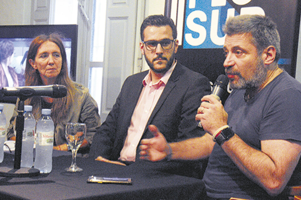Paula de Luque, el secretario de Cultura de Tierra del Fuego, Gonzalo Zamora, y Víctor Santa María. (Fuente: Alejandro Leiva)