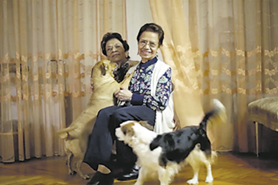 Luisita Escarria junto a una de sus hermanas, en su legendario foto-estudio.