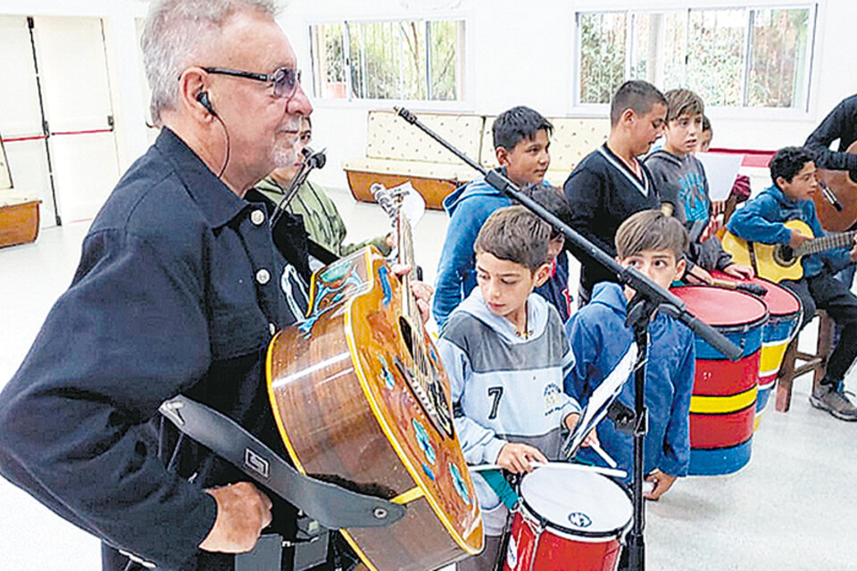  (Fuente: Léon Gieco canta junto a los chicos del Hogar Escuela Granja Siquem en Río Cuarto, Córdoba.)