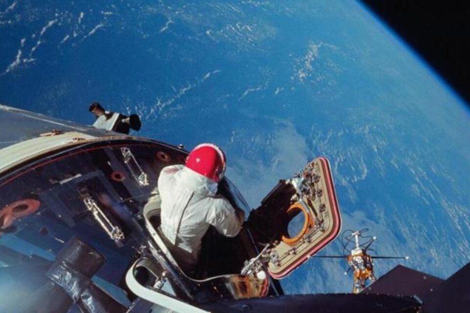Marzo de 1969: David Scott mira la Tierra desde la Apolo IX. (Fuente: NASA)