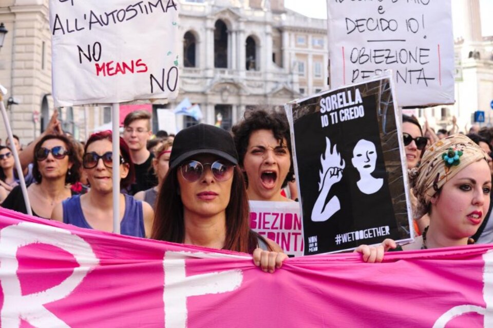 En el marco del 8M, un grupo de mujeres protestó frente a los tribunales de Ancona. (Fuente: @nonunadimeno)