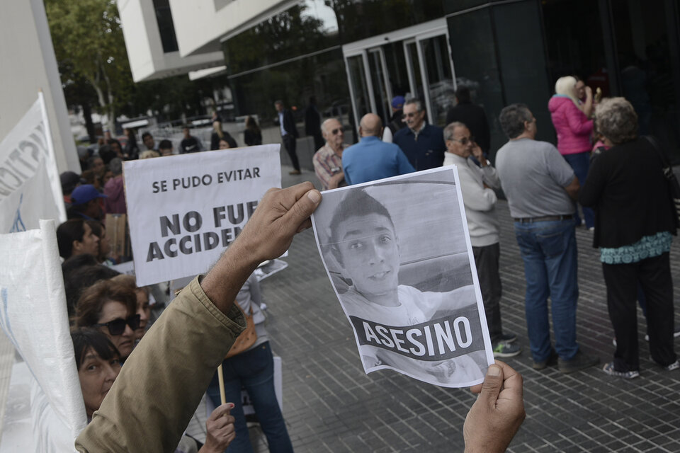 Algunos de los carteles levantados ayer en el ingreso al Centro de Justicia. (Fuente: Sebastián Joel Vargas)