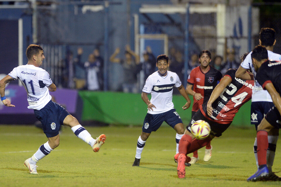 Ultimo minuto de la noche. Tijanovich condena a Newell`s con otra derrota. (Fuente: Fotobaires)