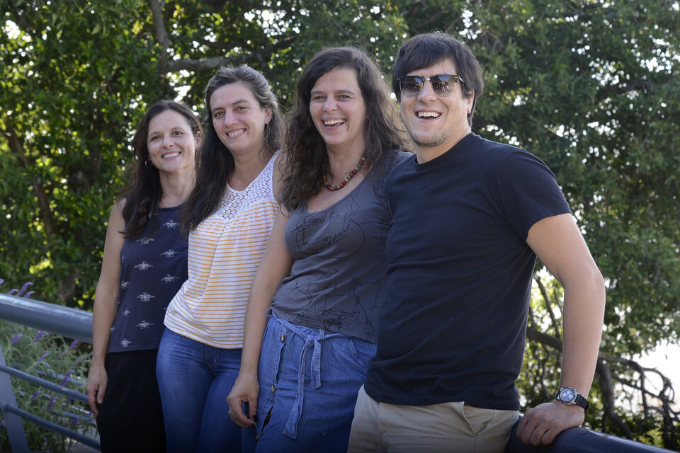 Sabrina Gullino, Beatriz Schiffino, Jimena Esborraz y Matías Gómez, coeditores de Aguará desde Rosario. (Fuente: Andres Macera)
