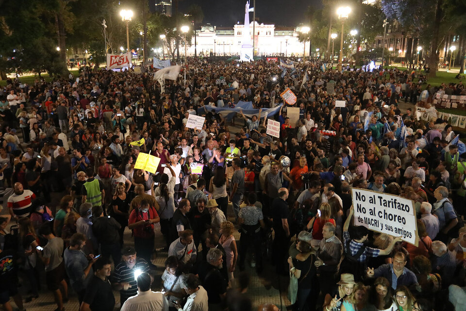 Miles de personas llevaron anoche el ruidazo a las puertas de la Casa Rosada. (Fuente: Joaquín Salguero)