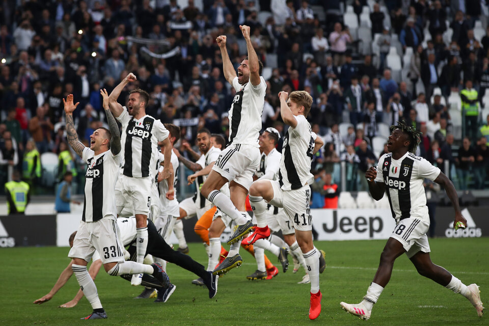 Puño cerrado en alto, Cristiano Ronaldo celebra su primer título en el fútbol italiano. (Fuente: AFP)