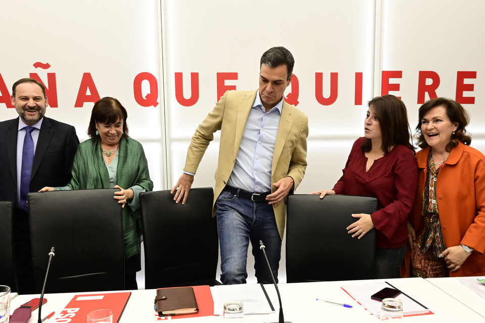 Pedro Sánchez junto a referentes socialistas, entre ellos Carmen Calvo (última der.).