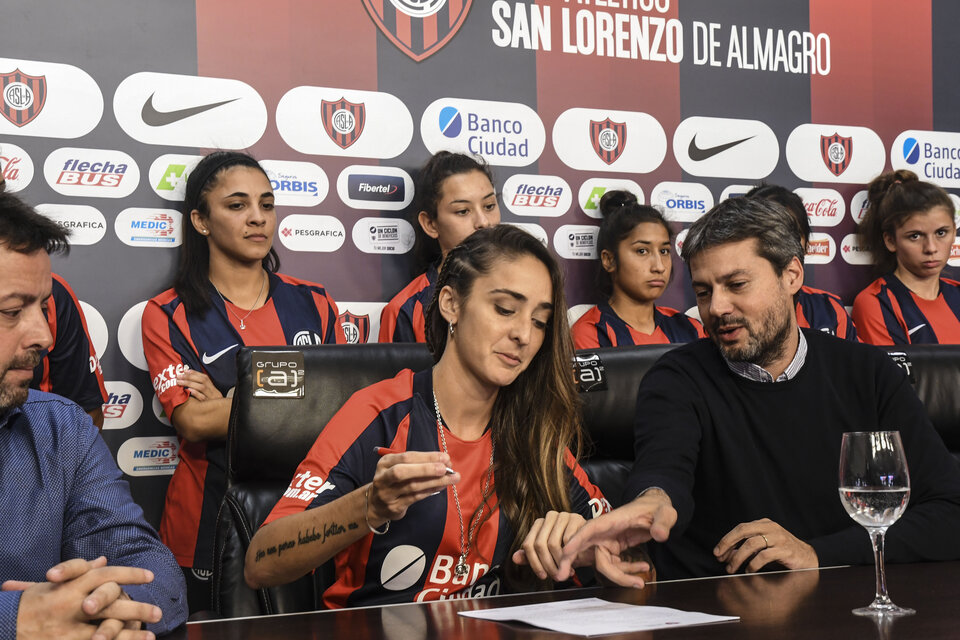 Macarena Sánchez firma su contrato junto al presidente Matías Lammens.