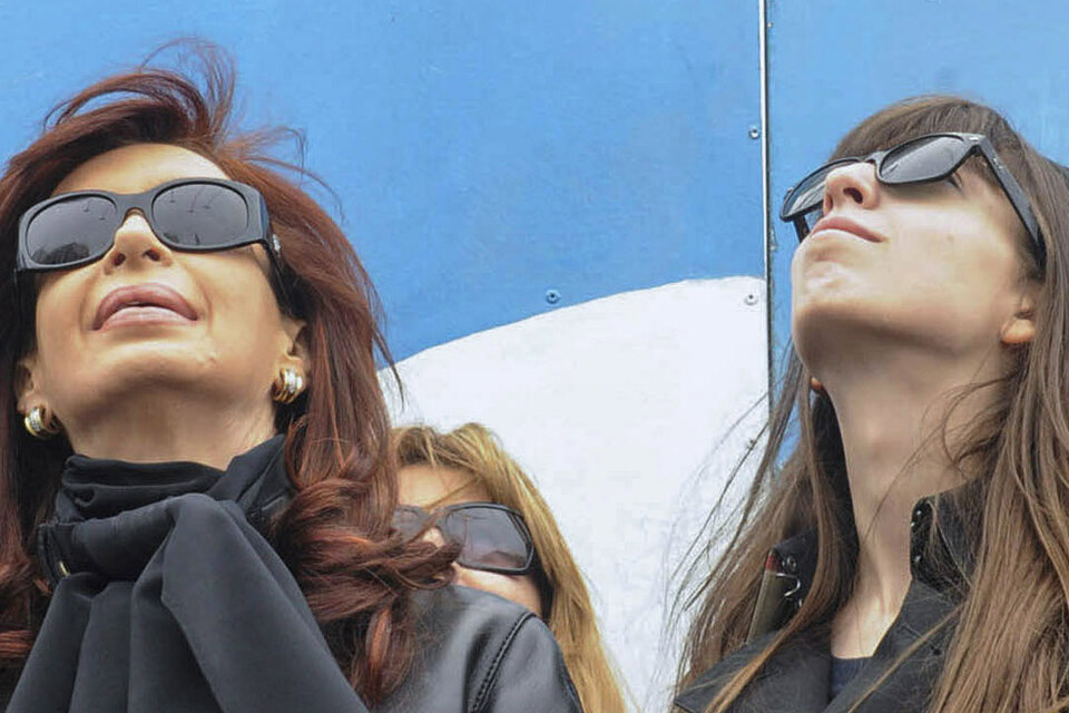 La ex presidenta junto a su hija, a quien fue a visitar a La Habana. (Fuente: Noticias Argentinas)